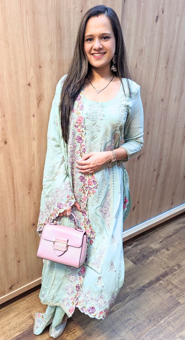 Light green machine work crepe suit