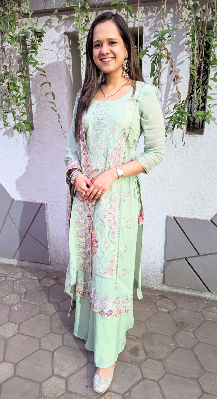 Light green machine work crepe suit