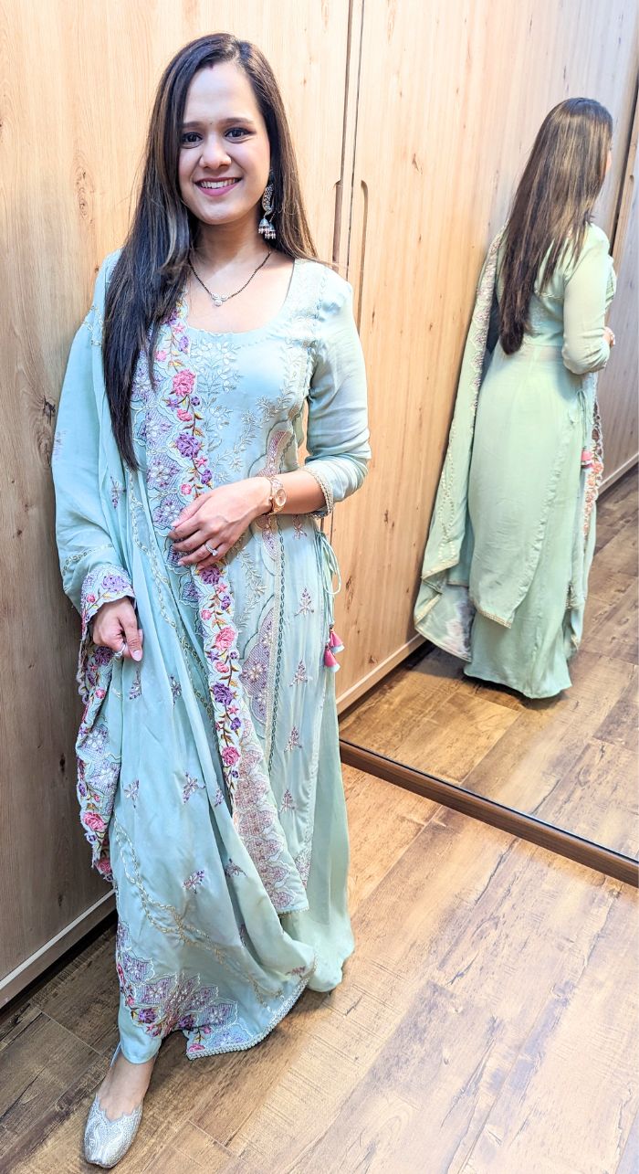 Light green machine work crepe suit