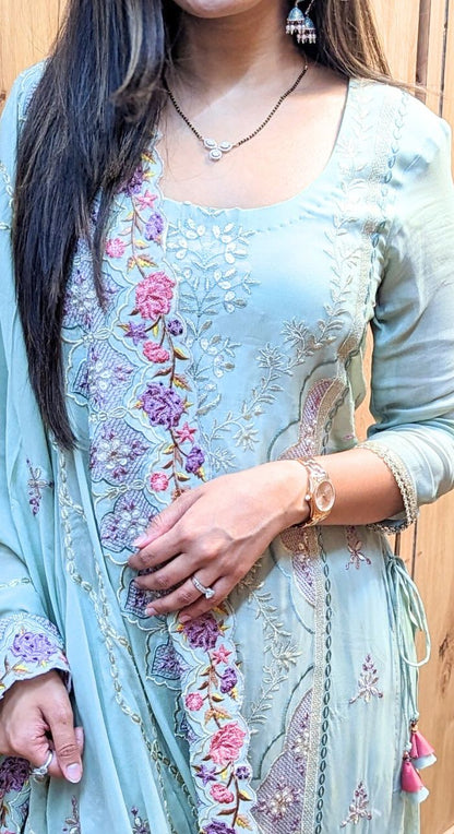 Light green machine work crepe suit